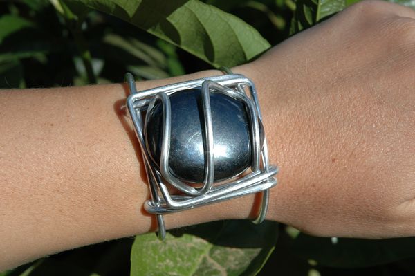 http://www.bijoux-book.fr/wp-content/gallery/bijoux-en-alu-pierres-naturelles-bracelets/Bracelet-Carre-Grande-Hematite.JPG